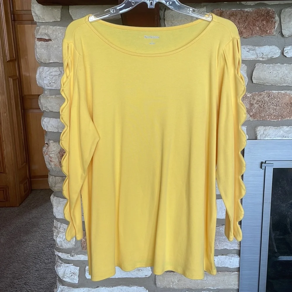 Cute yellow shirt - Picture 2 of 4